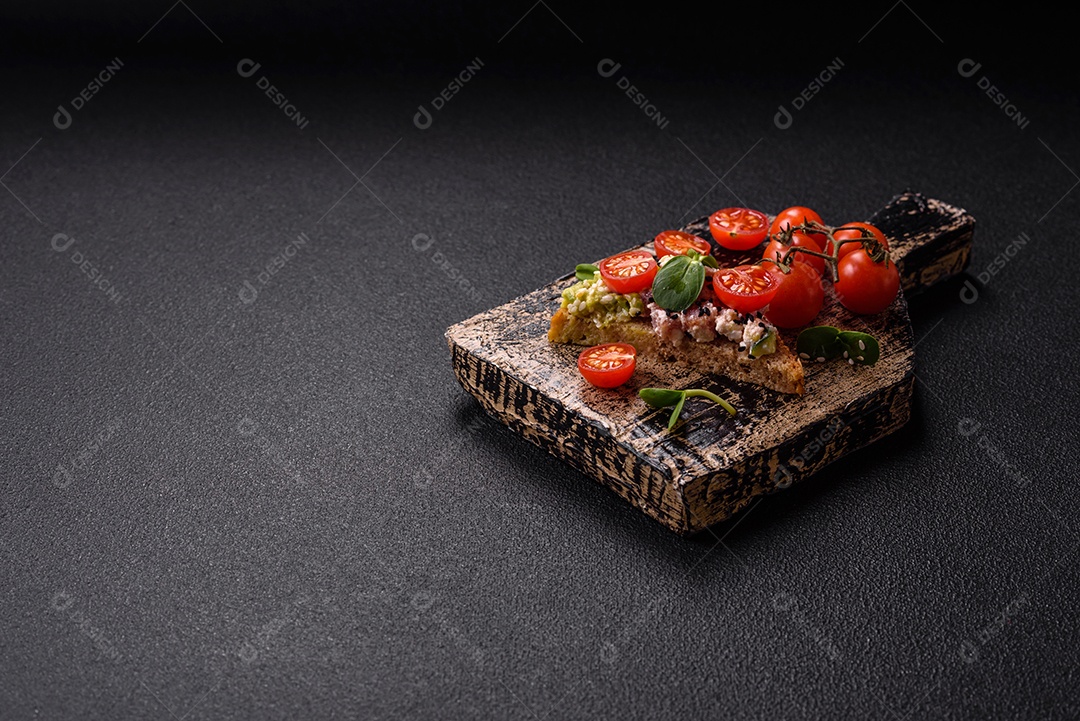 Delicioso sanduíche crocante com torrada, rabanete, sementes de abóbora e linhaça