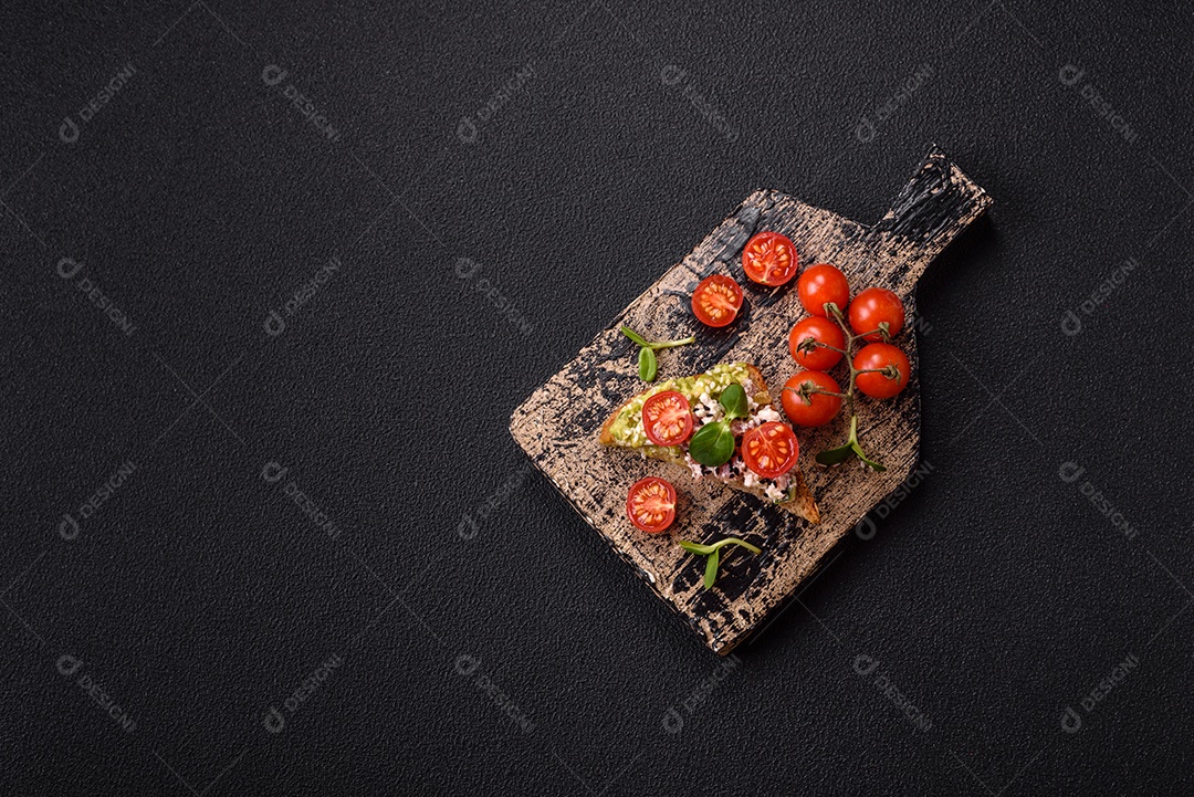 Delicioso sanduíche crocante com torrada, rabanete, sementes de abóbora e linhaça