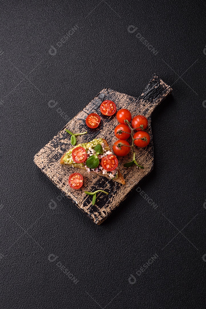 Delicioso sanduíche crocante com torrada, rabanete, sementes de abóbora e linhaça