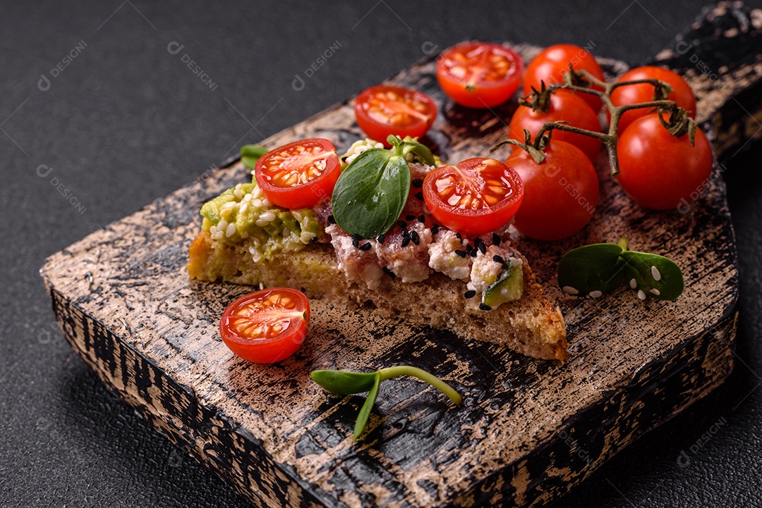Delicioso sanduíche crocante com torrada, rabanete, sementes de abóbora e linhaça