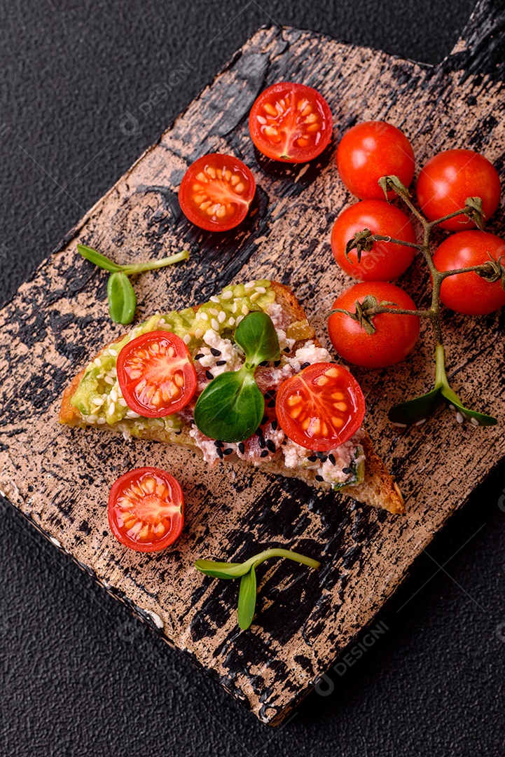Delicioso sanduíche crocante com torrada, rabanete, sementes de abóbora e linhaça