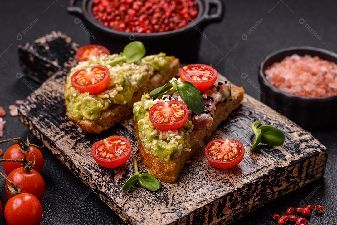 Delicioso sanduíche crocante com torrada, rabanete, sementes de abóbora e linhaça