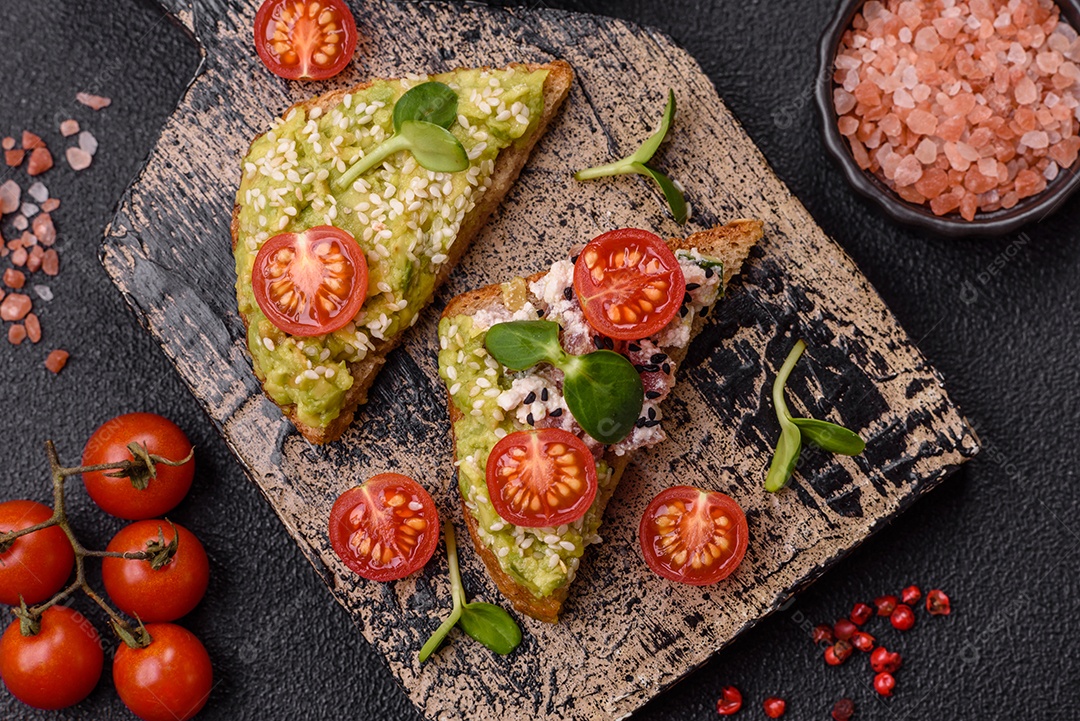 Delicioso sanduíche crocante com torrada, rabanete, sementes de abóbora e linhaça