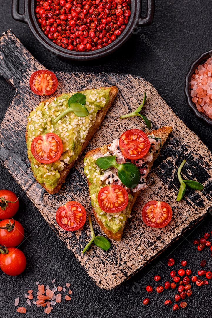 Delicioso sanduíche crocante com torrada, rabanete, sementes de abóbora e linhaça