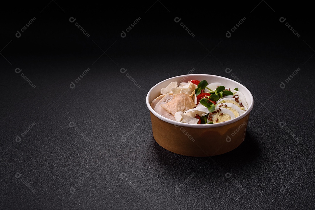 Deliciosa salada Caesar fresca em uma tigela com peito de frango e tomate