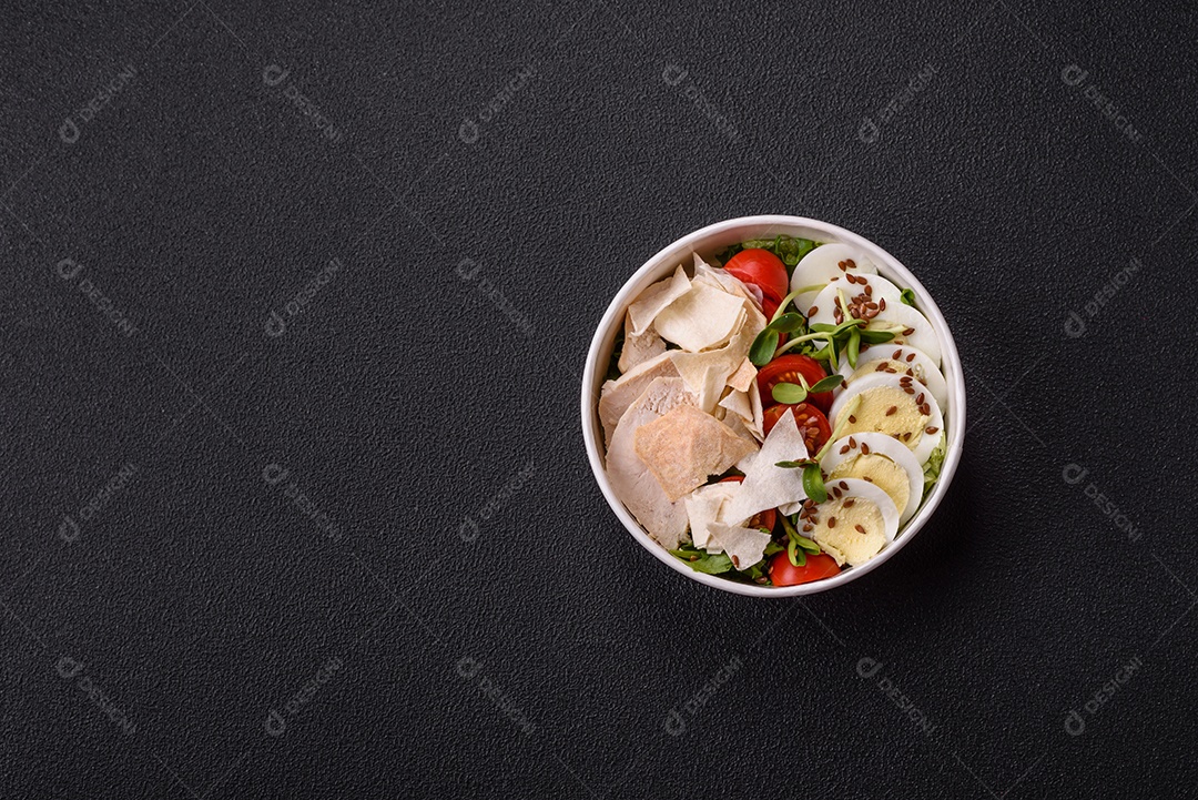 Deliciosa salada Caesar fresca em uma tigela com peito de frango e tomate