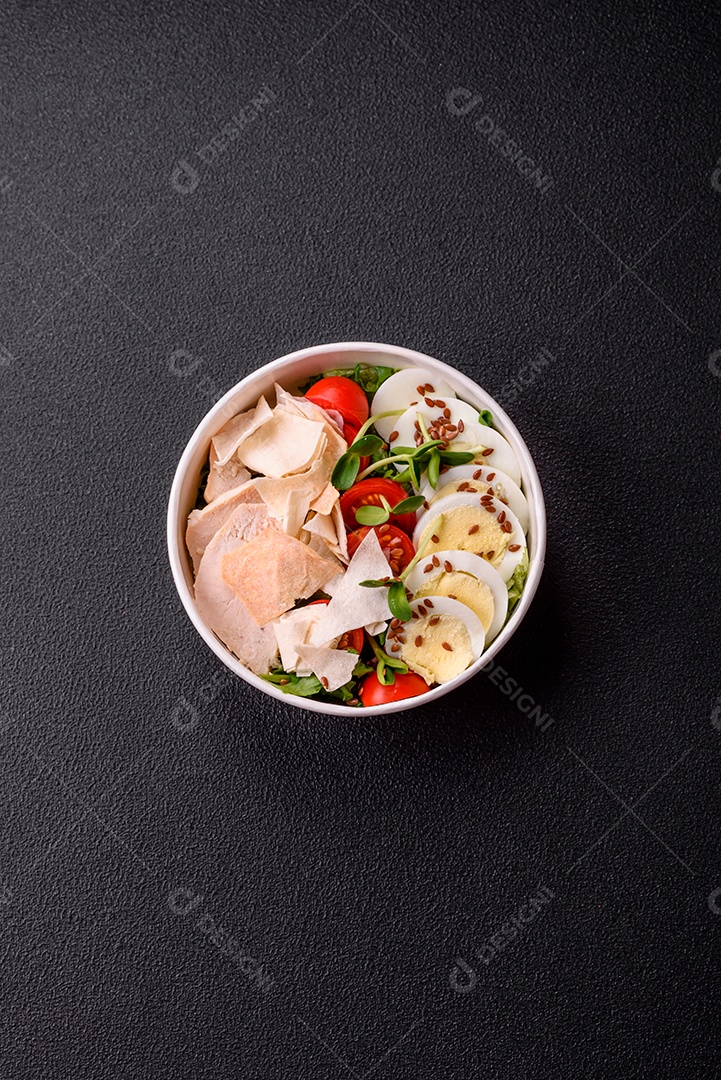 Deliciosa salada Caesar fresca em uma tigela com peito de frango e tomate