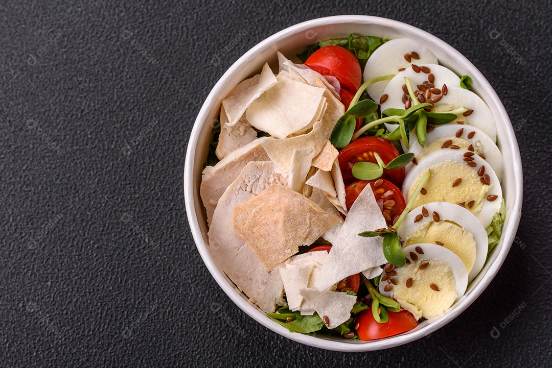 Deliciosa salada Caesar fresca em uma tigela com peito de frango e tomate