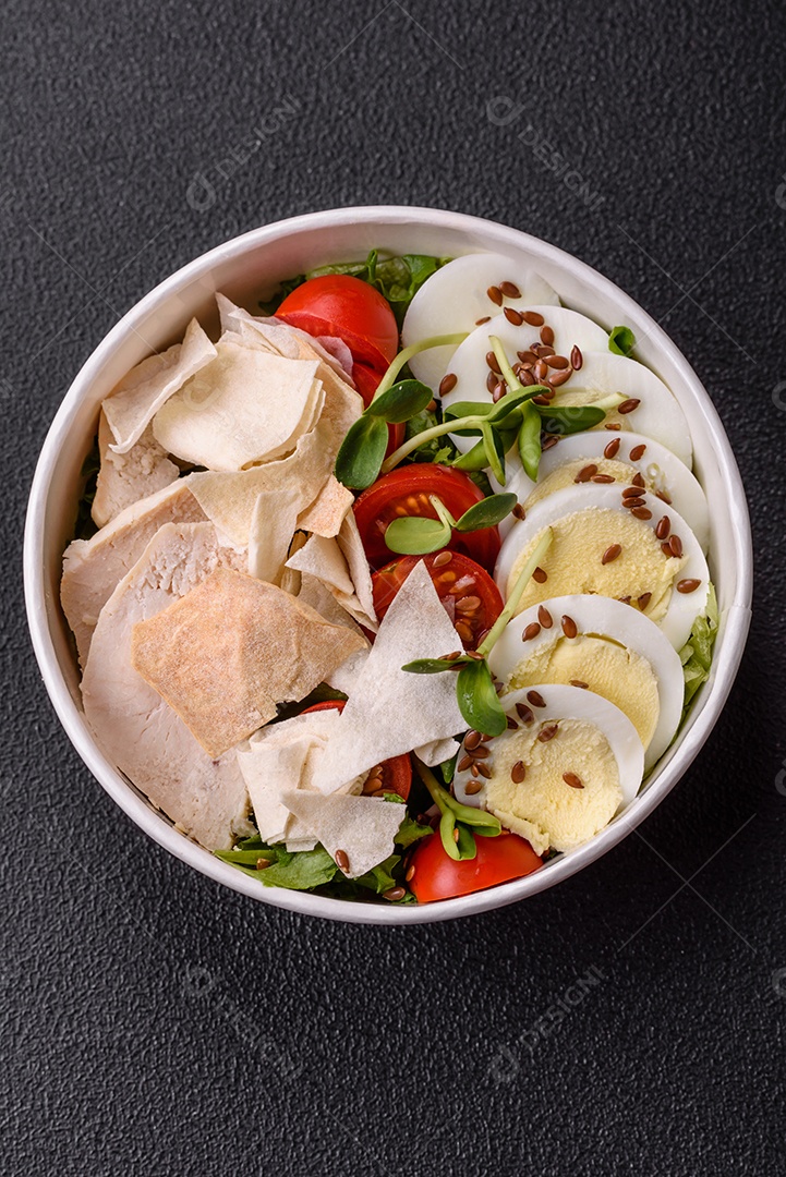 Deliciosa salada Caesar fresca em uma tigela com peito de frango e tomate