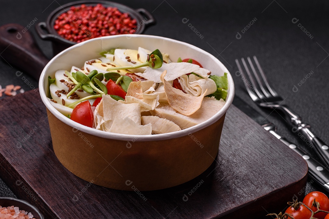 Deliciosa salada Caesar fresca em uma tigela com peito de frango e tomate