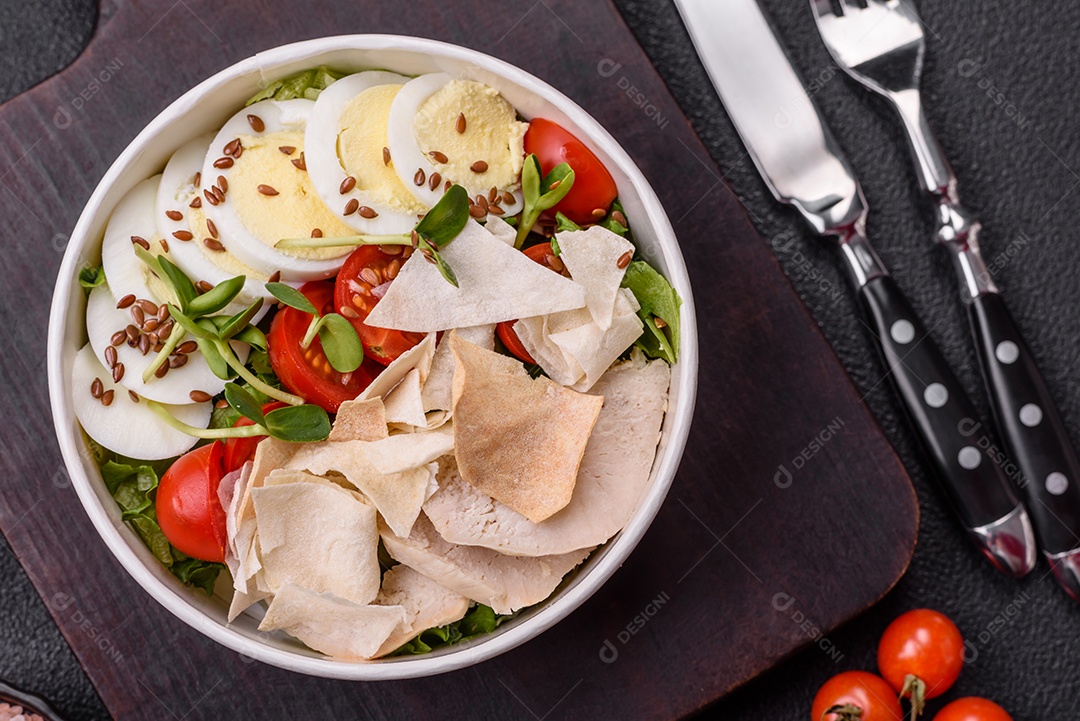 Deliciosa salada Caesar fresca em uma tigela com peito de frango e tomate