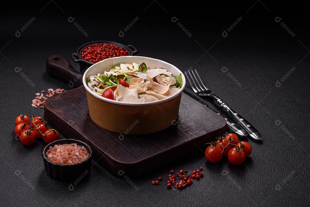 Deliciosa salada Caesar fresca em uma tigela com peito de frango e tomate