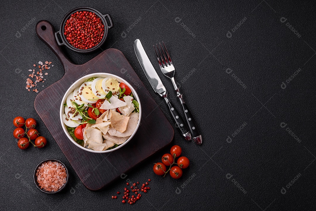 Deliciosa salada Caesar fresca em uma tigela com peito de frango e tomate