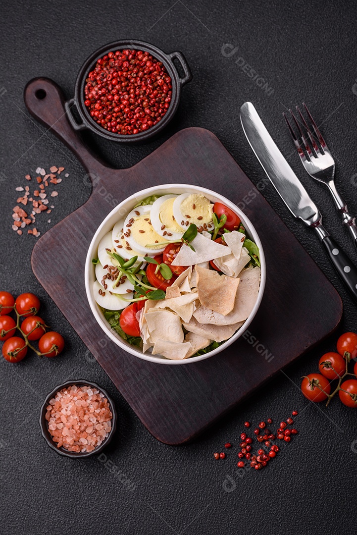 Deliciosa salada Caesar fresca em uma tigela com peito de frango e tomate