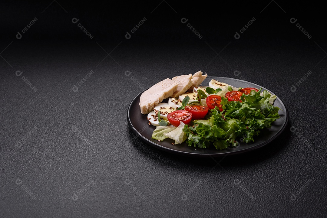Deliciosa salada Caesar fresca em uma tigela com peito de frango e tomate