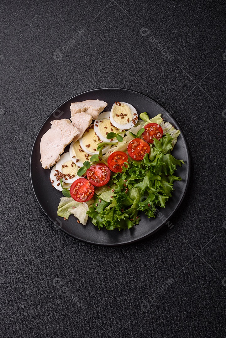 Deliciosa salada Caesar fresca em uma tigela com peito de frango e tomate