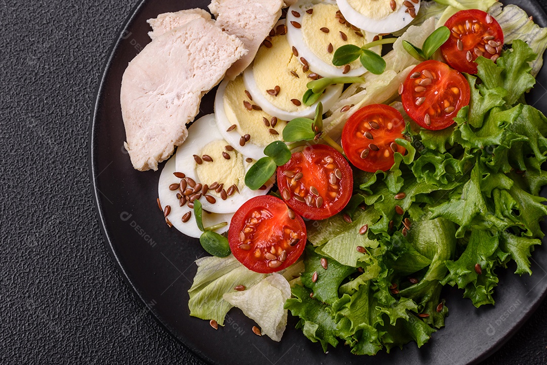 Deliciosa salada Caesar fresca em uma tigela com peito de frango e tomate