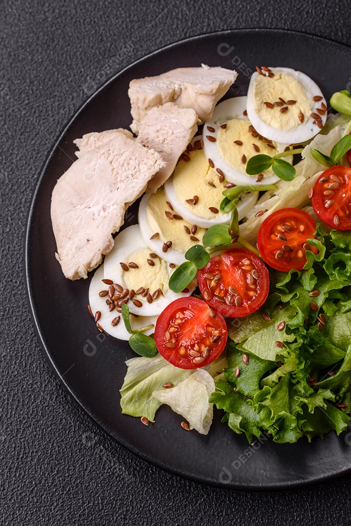 Deliciosa salada Caesar fresca em uma tigela com peito de frango e tomate