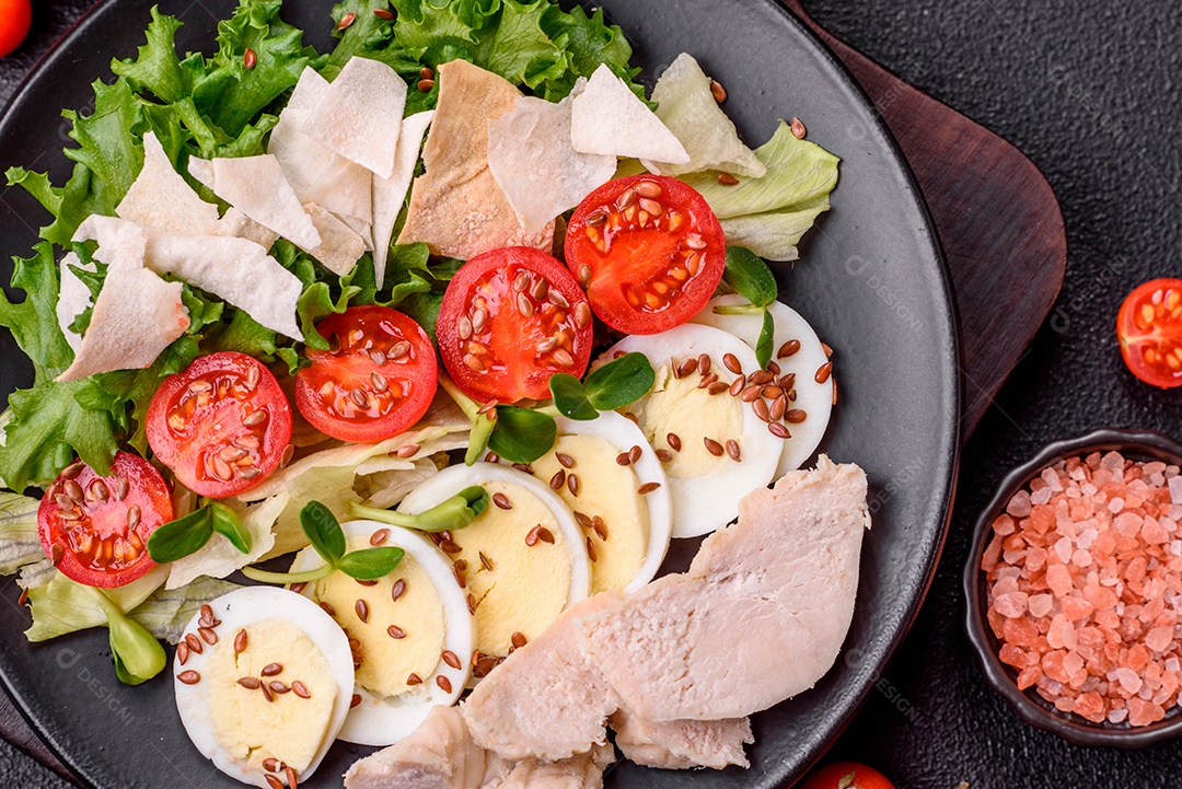 Deliciosa salada Caesar fresca em uma tigela com peito de frango e tomate
