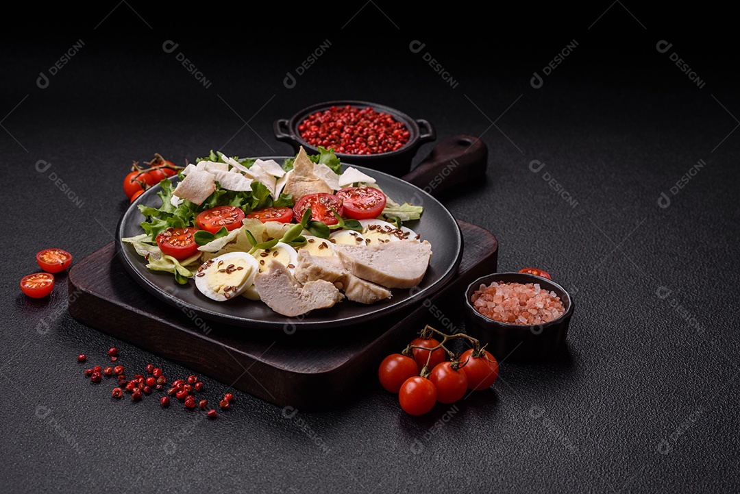 Deliciosa salada Caesar fresca em uma tigela com peito de frango e tomate