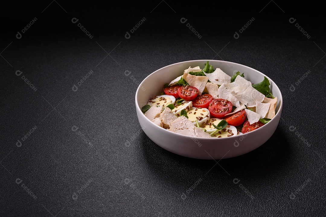 Deliciosa salada Caesar fresca em uma tigela com peito de frango e tomate