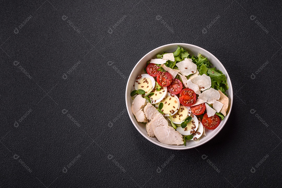 Deliciosa salada Caesar fresca em uma tigela com peito de frango e tomate