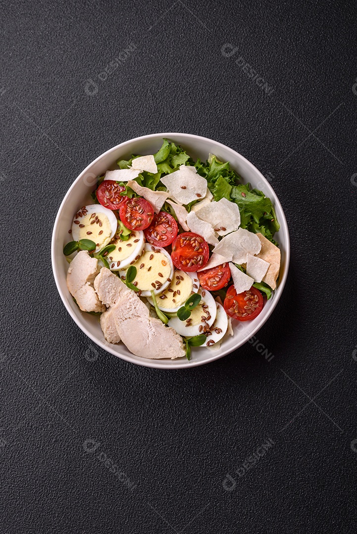 Deliciosa salada Caesar fresca em uma tigela com peito de frango e tomate