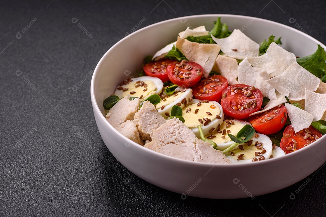 Deliciosa salada Caesar fresca em uma tigela com peito de frango e tomate