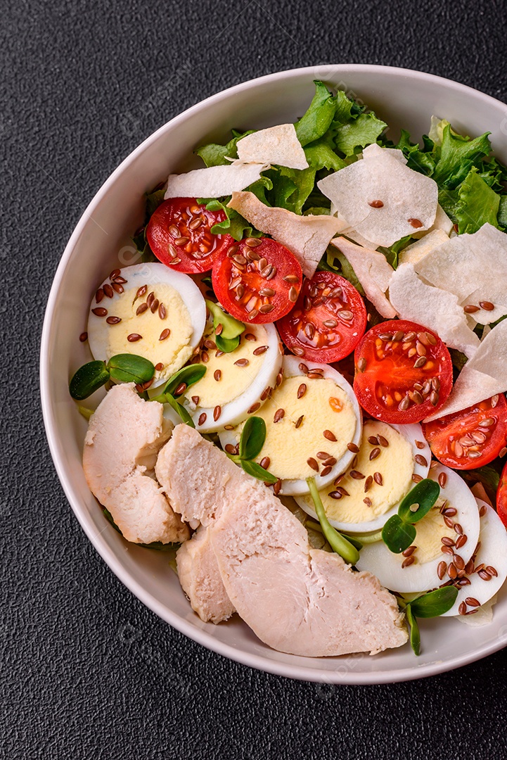 Deliciosa salada Caesar fresca em uma tigela com peito de frango e tomate