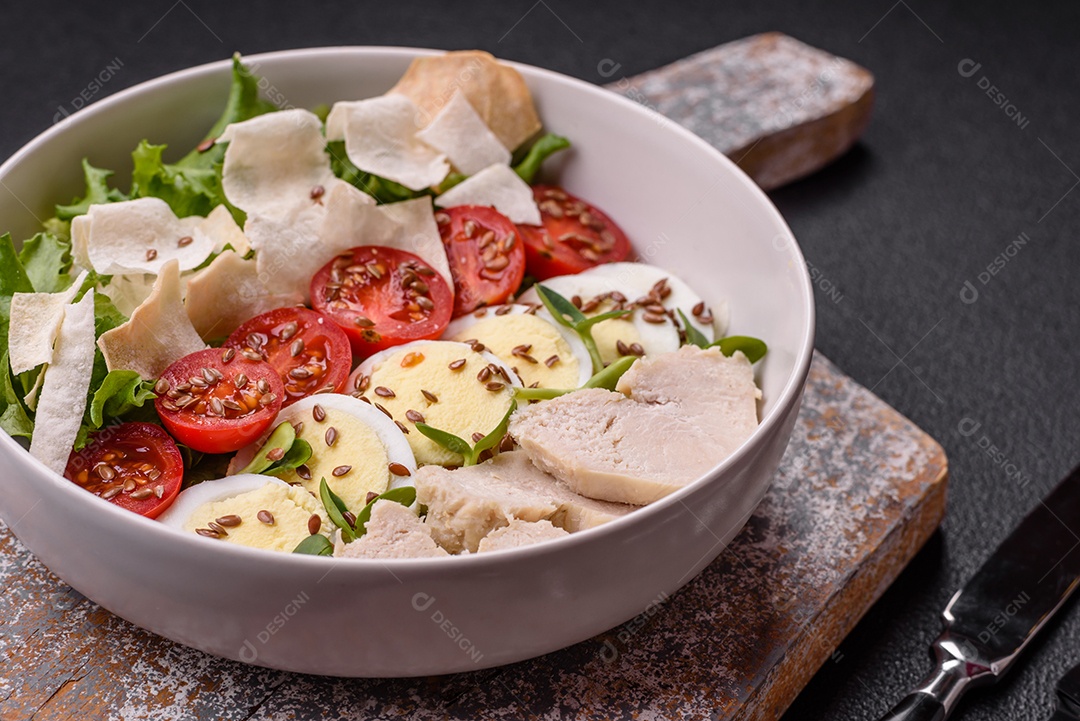 Deliciosa salada Caesar fresca em uma tigela com peito de frango e tomate