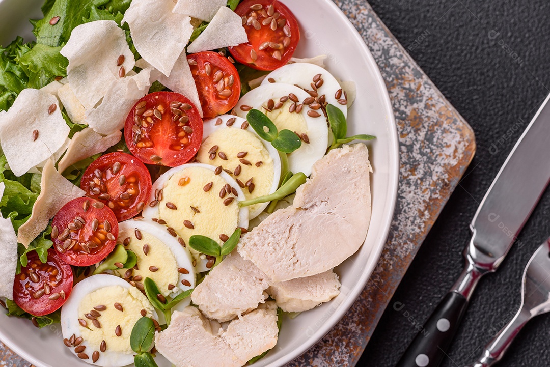 Deliciosa salada Caesar fresca em uma tigela com peito de frango em uma mesa