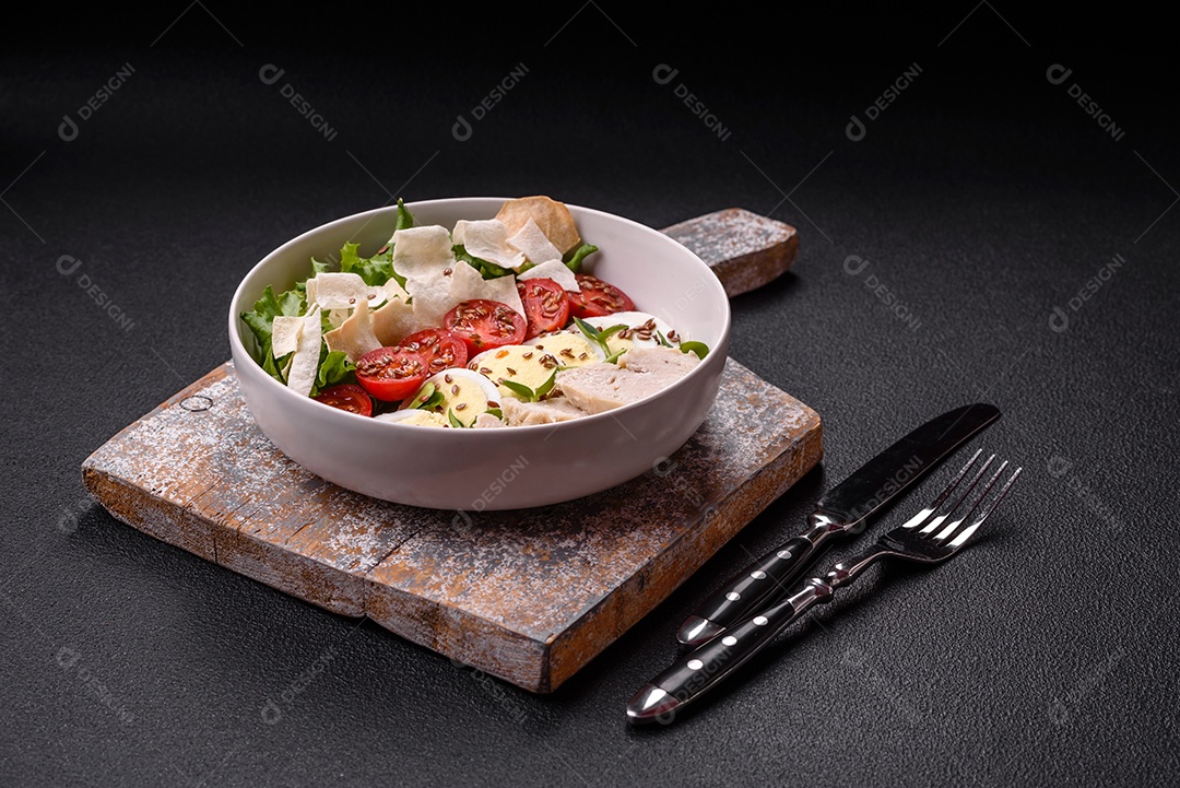 Deliciosa salada Caesar fresca em uma tigela com peito de frango e tomate