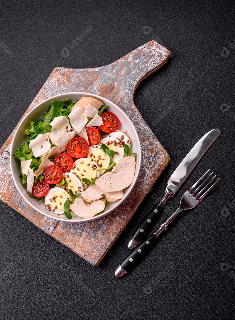 Deliciosa salada Caesar fresca em uma tigela com peito de frango e tomate