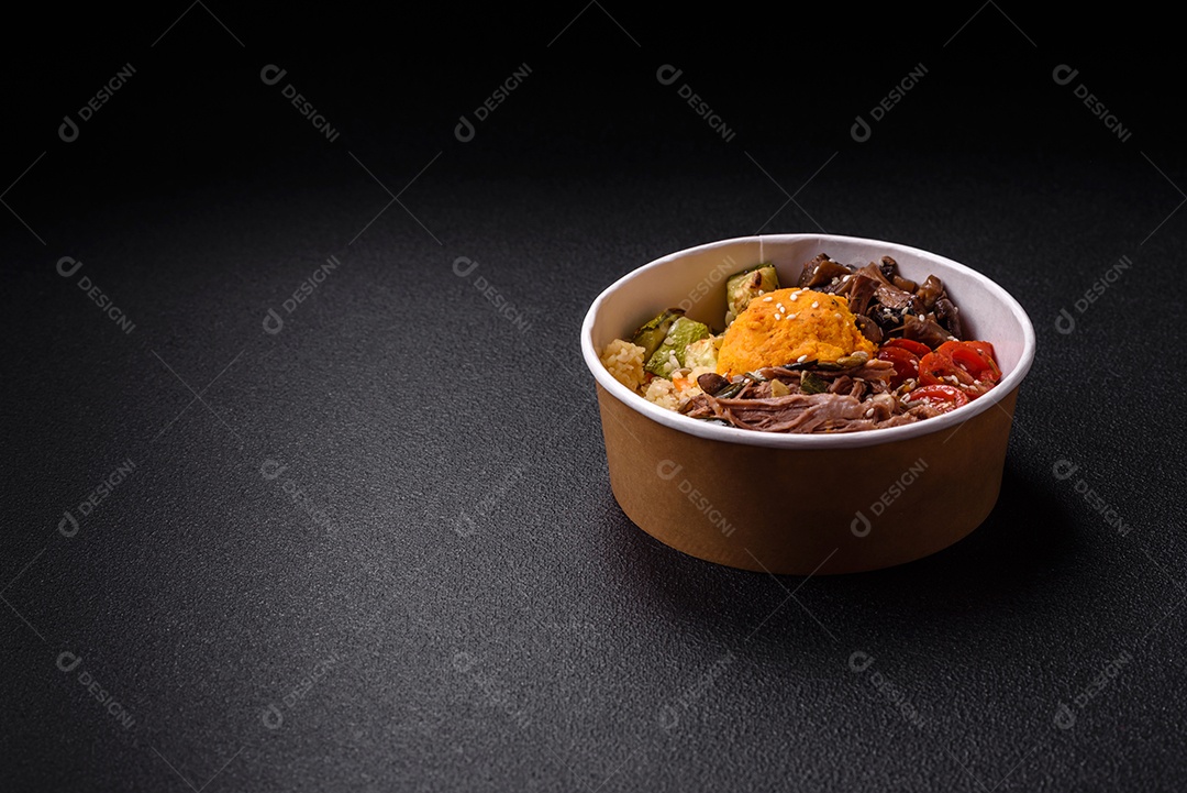 Um prato vegetariano colorido composto por feijão