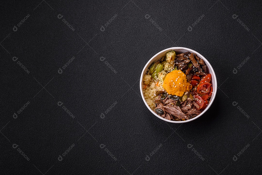 Um prato vegetariano colorido composto por feijão