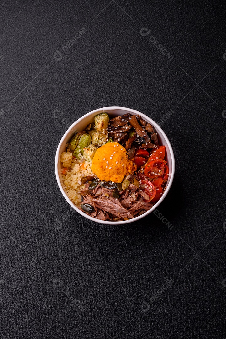 Um prato vegetariano colorido composto por feijão