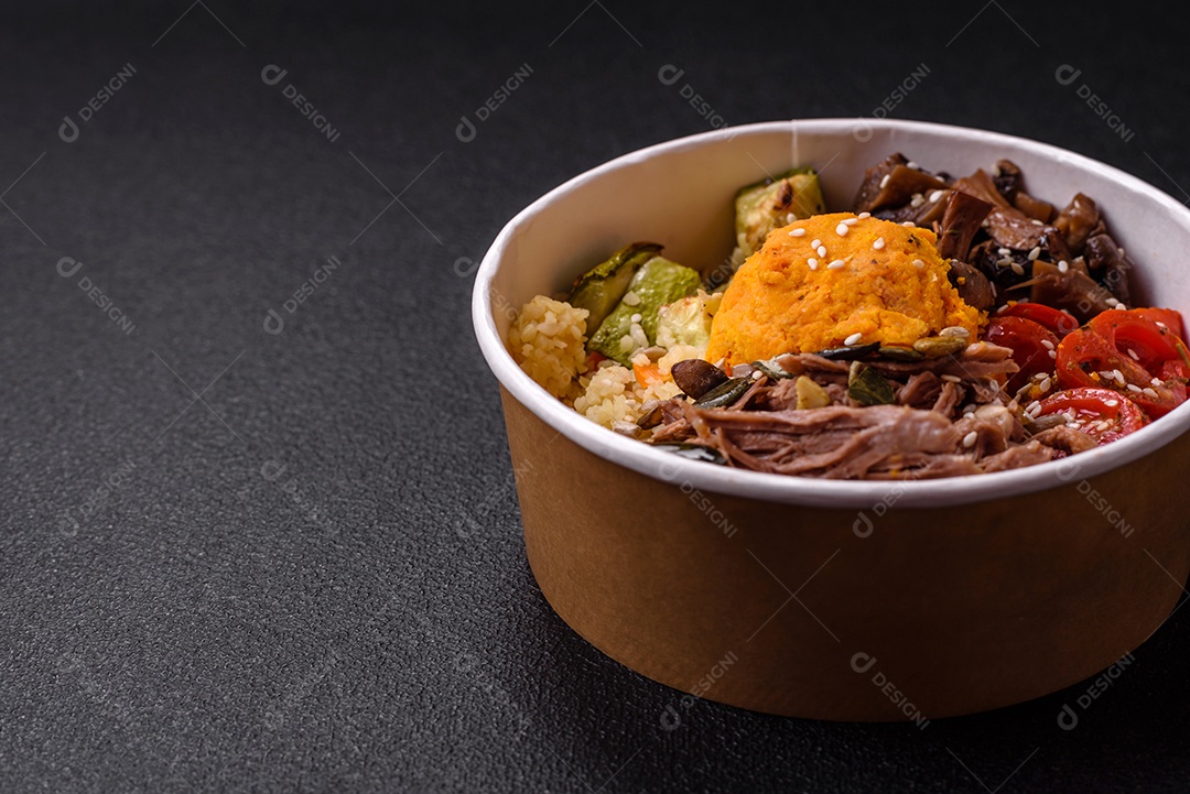 Um prato vegetariano colorido composto por feijão