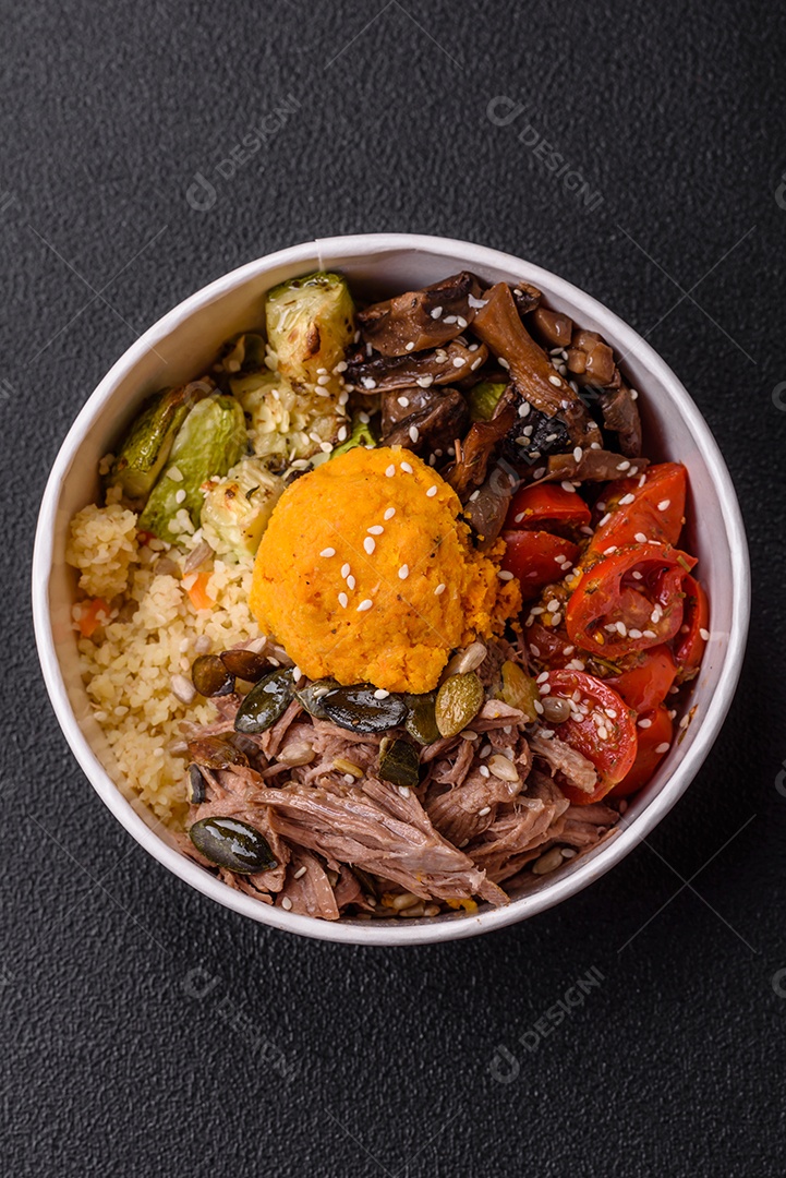 Um prato vegetariano colorido composto por feijão