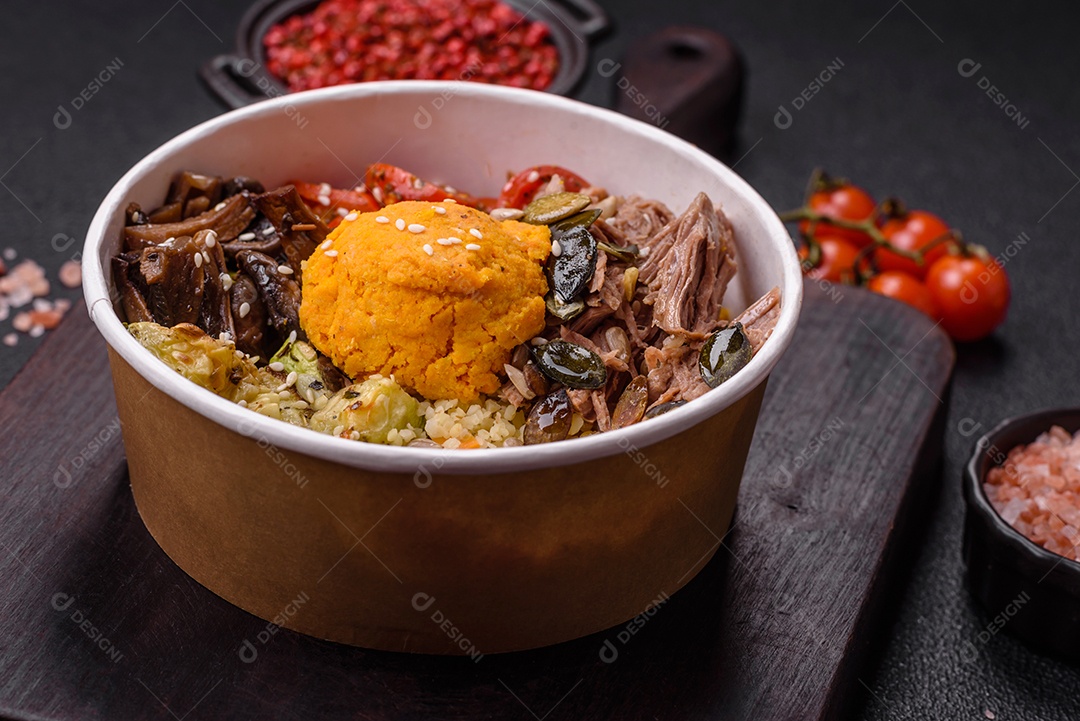 Um prato vegetariano colorido composto por feijão