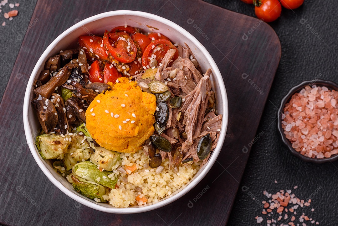 Um prato vegetariano colorido composto por feijão