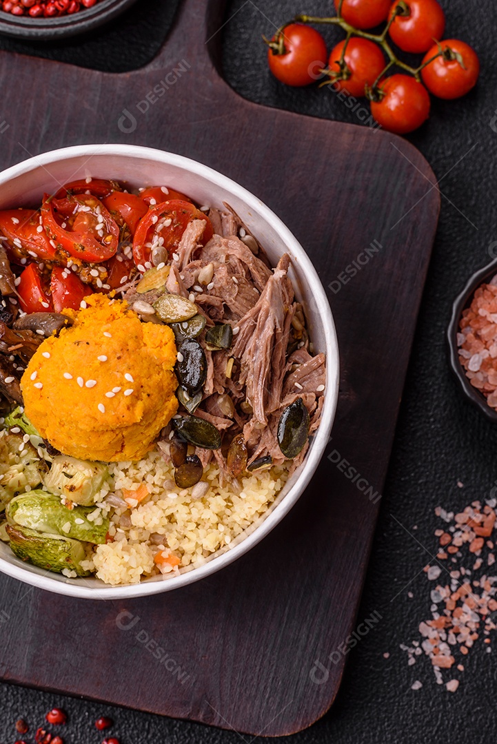 Um prato vegetariano colorido composto por feijão