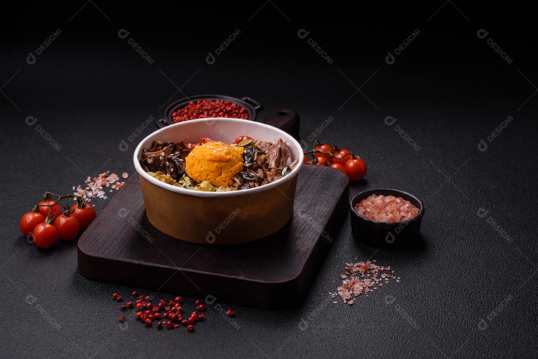 Um prato vegetariano colorido composto por feijão