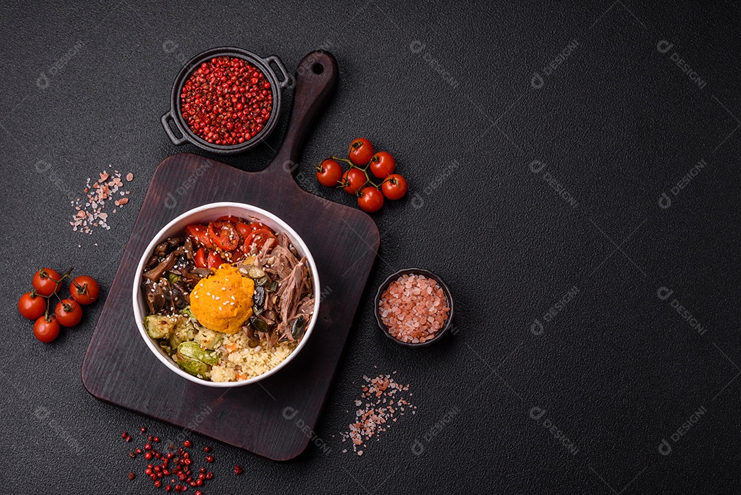 Um prato vegetariano colorido composto por feijão