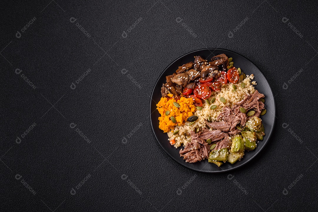 Um prato vegetariano colorido composto por feijão