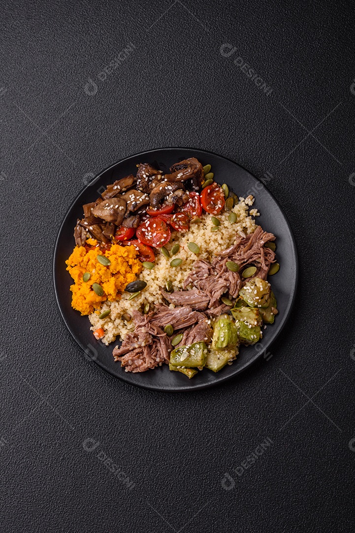 Um prato vegetariano colorido composto por feijão