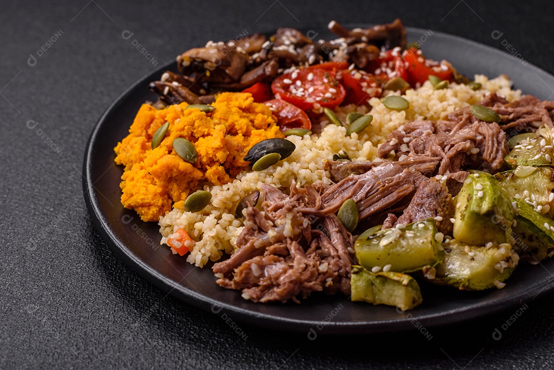 Um prato vegetariano colorido composto por feijão