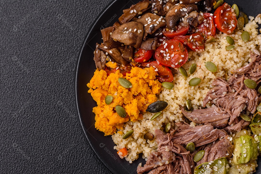 Um prato vegetariano colorido composto por feijão