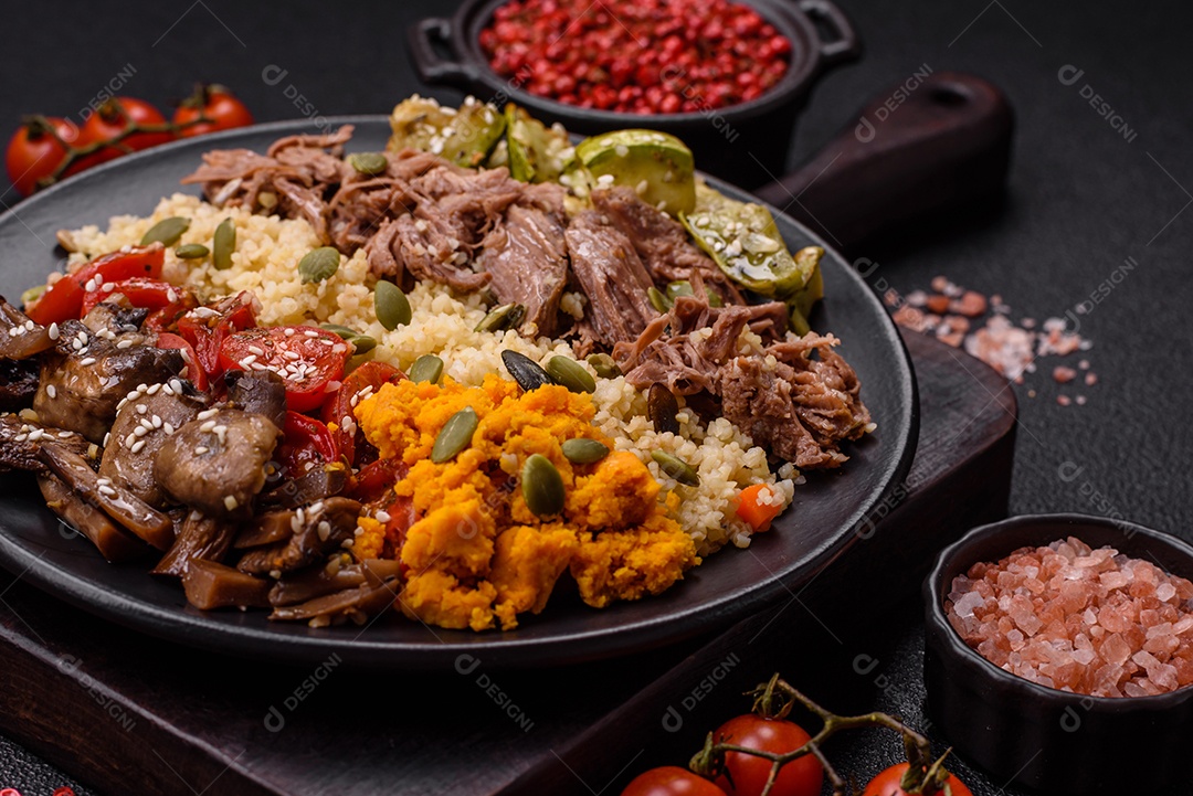 Um prato vegetariano colorido composto por feijão