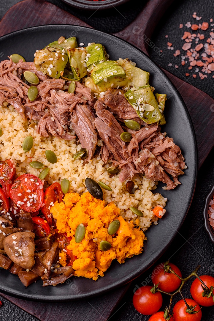 Um prato vegetariano colorido composto por feijão