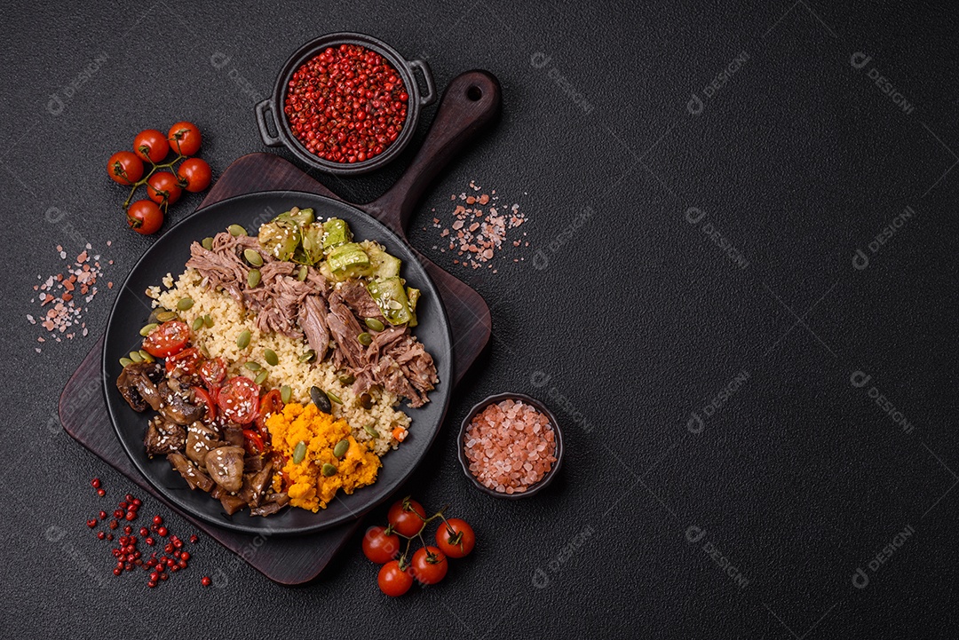 Um prato vegetariano colorido composto por feijão